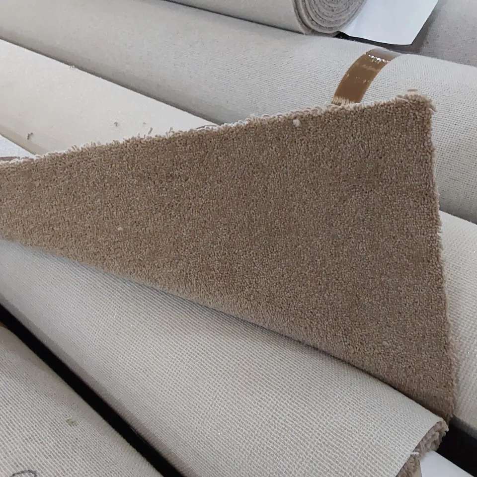 ROLL OF QUALITY DIMENSIONS DIM PLAINS CARPET // SIZE: APPROX. 4 X 1.88m