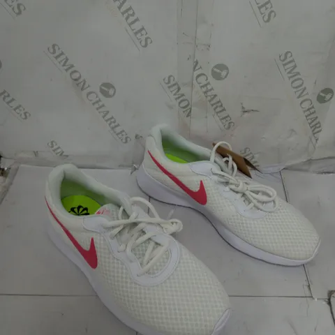BOXED PAIR OF NIKE WOMENS TANJUN UK 8.5 - DAMAGED BOX