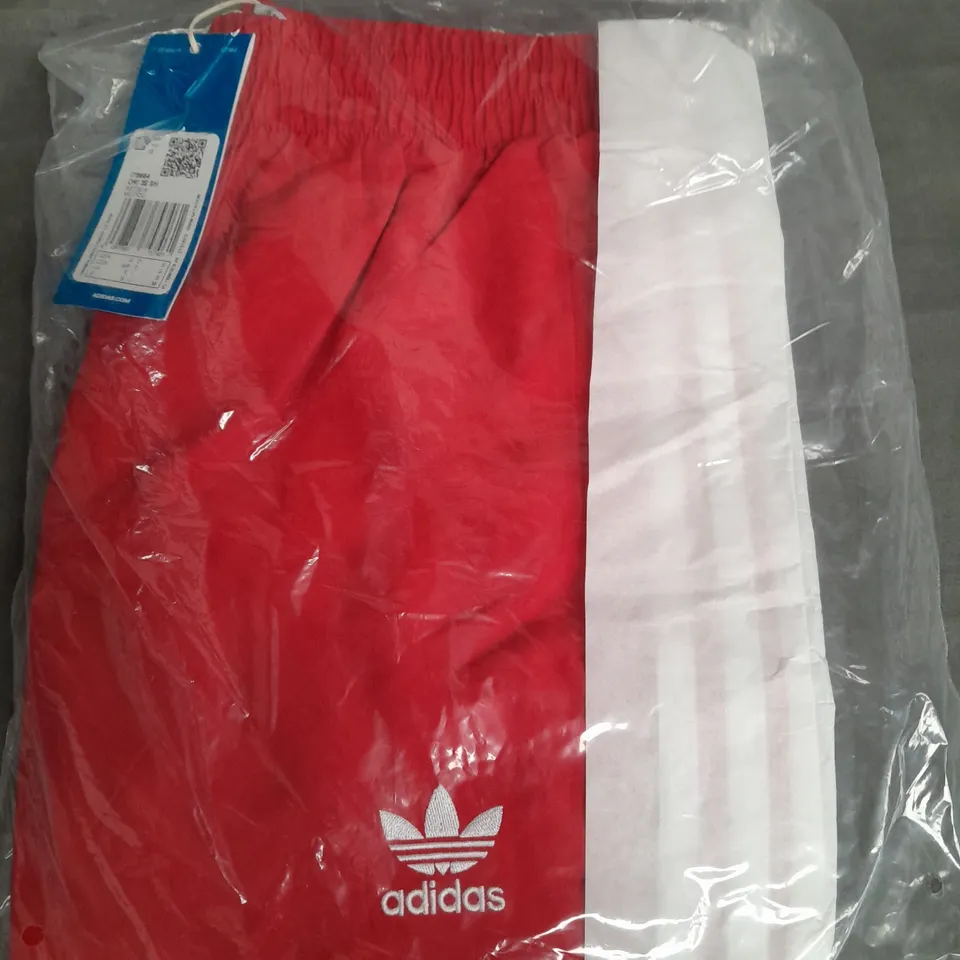 ADIDAS SHORTS IN RED - SMALL