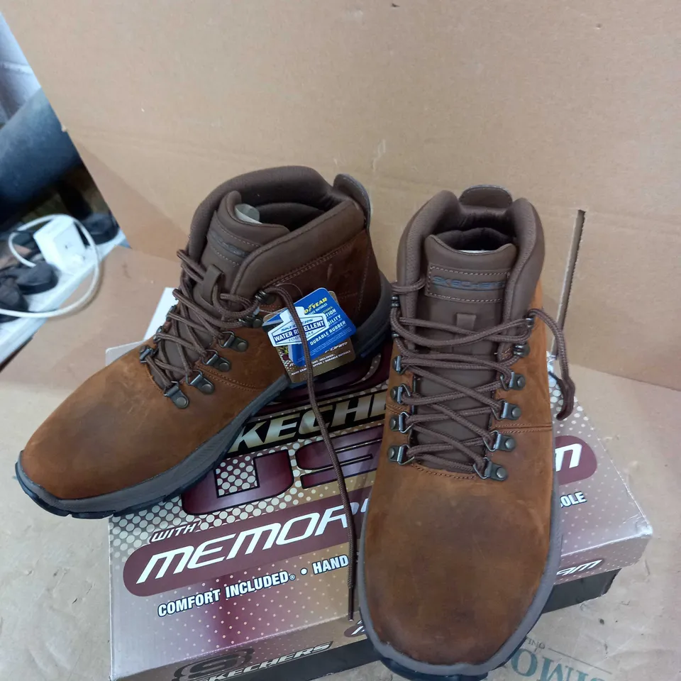 SKECHERS MEN'S DARK BROWN LACE UP BOOTS - SIZE 10