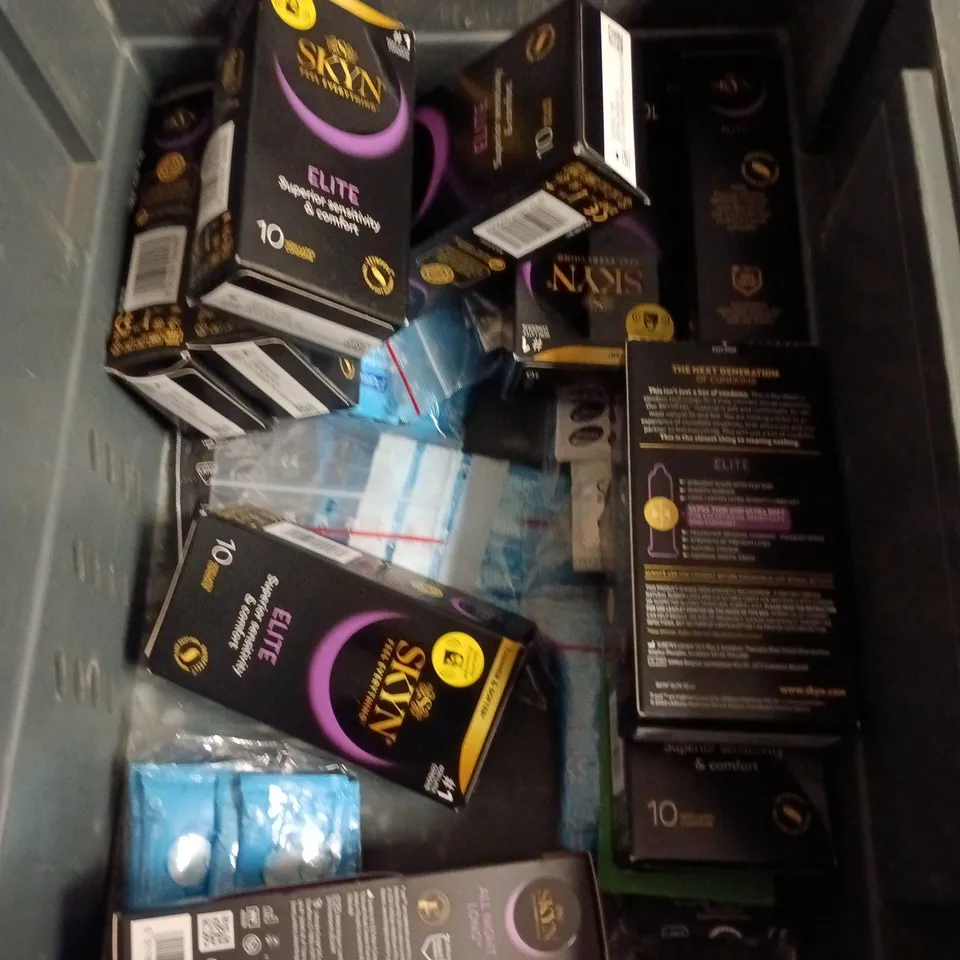 APPROXIMATELY 20 PACKS OF ASSORTED CONDOMS AND LUBE SACHETS TO INCLUDE SKYN, FUN TIME AND PASANTE