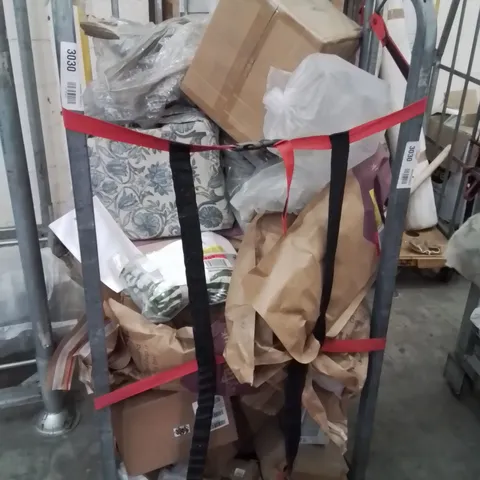 LOT CONTAINING VARIOUS ASSORTED SOFT FURNISHINGS AND OTHER HOUSEHOLD ITEMS