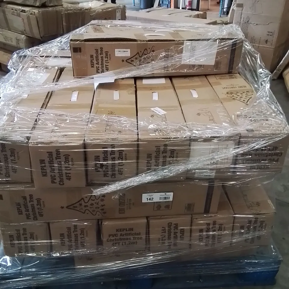 PALLET CONTAINING LARGE QUANTITY OF ARTIFICIAL CHRISTMAS TREES 