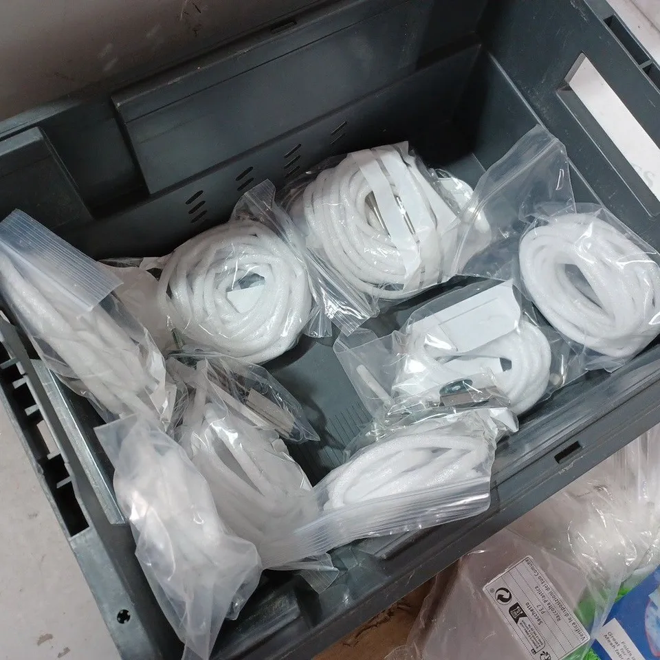 ASSORTED ITEMS TO INCLUDE: HARRIS PAINT BRUSH SET, PAIR OF ZING KITCHEN TOWELS, QUANTITY OF FITTING SETS 