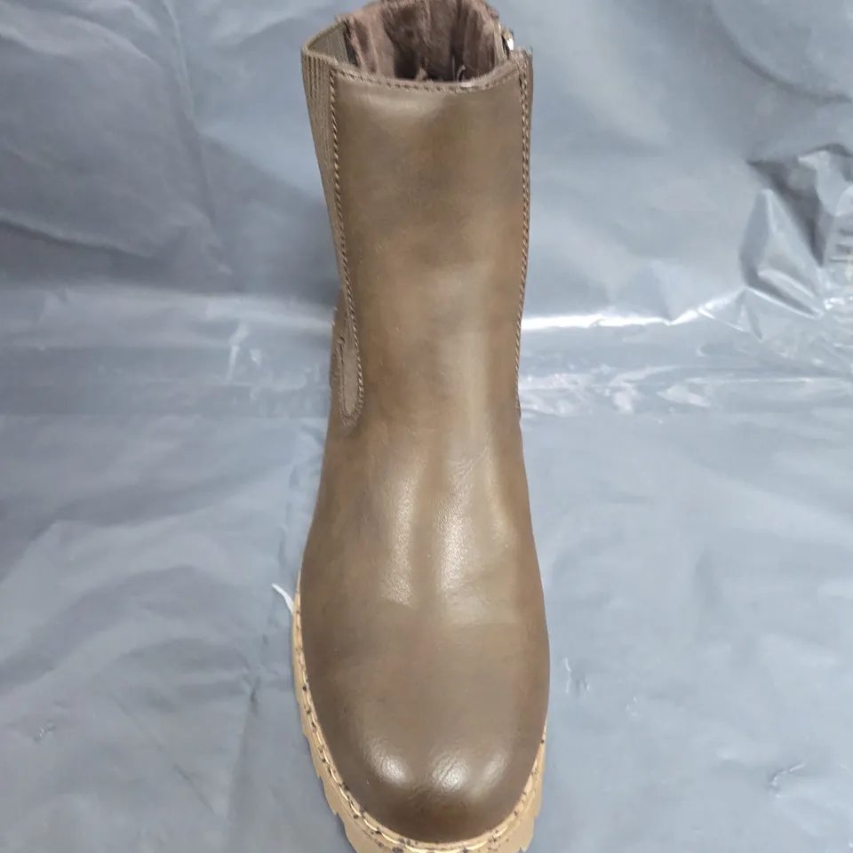 BOXED PAIR OF BLOWFISH ZIP BOOTS SIZE 6