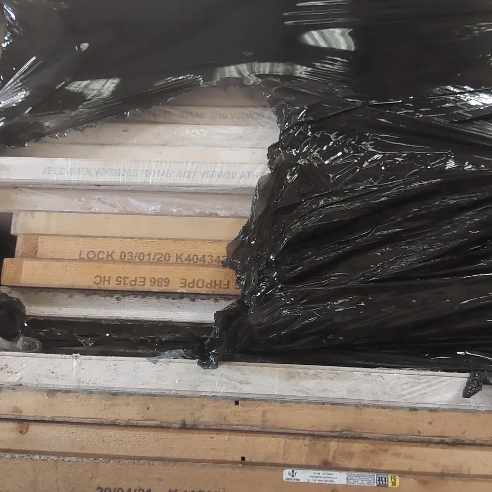 PALLET CONTAINING A VERY LARGE QUANTITY OF ASSORTED DOORS