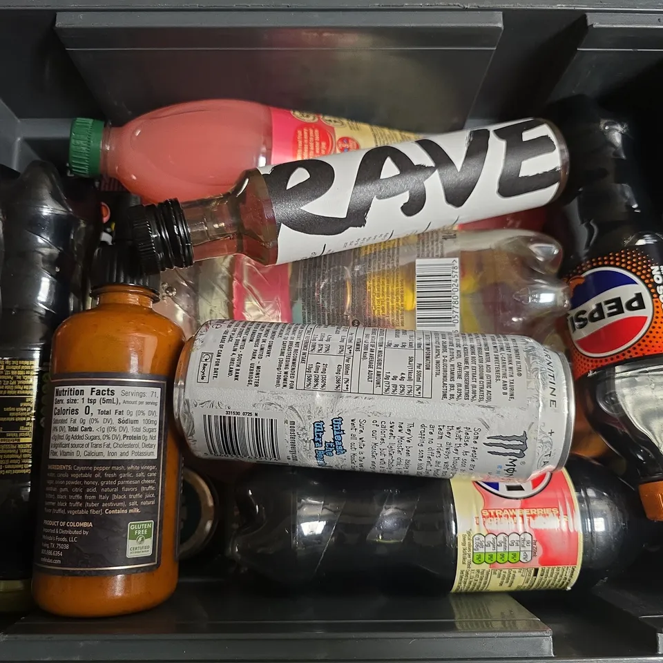 APPROXIMATELY 15 ASSORTED FOOD & DRINK ITEMS TO INCLUDE MELINNDA'S BLACK TRUFFLE HOT SAUCE, MONSTER ENERGY, PICK AND MIX SWEETS, ETC - COLLECTION ONLY