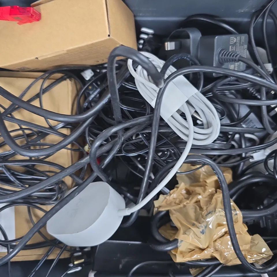 APPROXIMATELY 5 ASSORTED HOUSEHOLD ELECTRIC ITEMS TO INCLUDE VARIOUS CABLES AND PLUGS, ETC