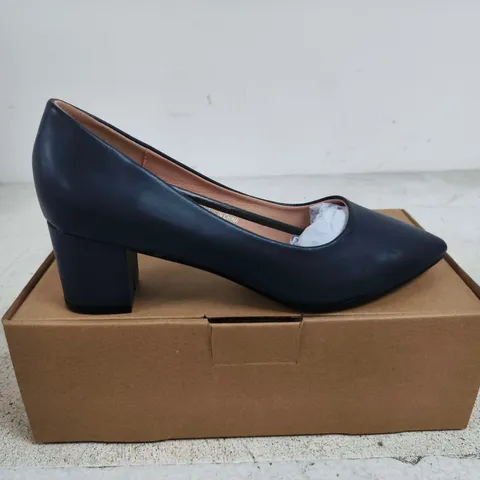 BOXED PAIR OF WOMEN'S NAVY BLUE LEATHER BLOCK HEEL PUMPS - UK SIZE 5