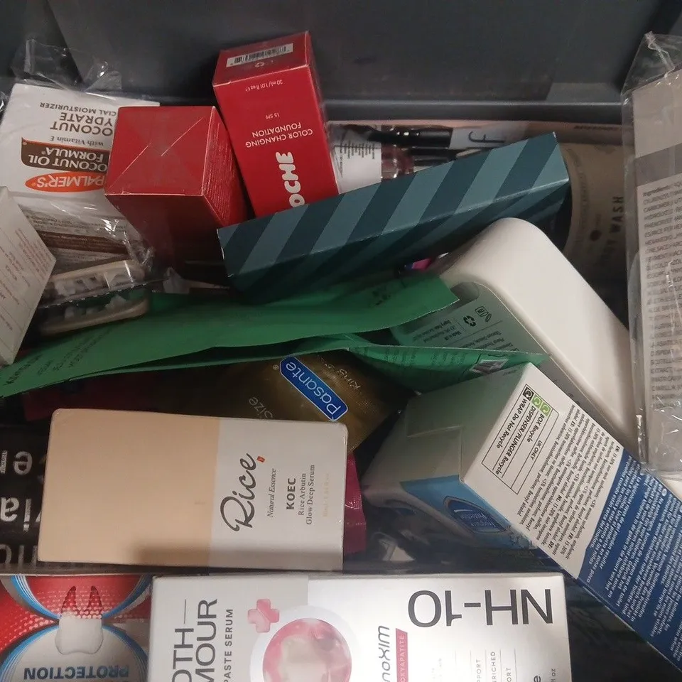 APPROXIMATELY 15 ASSORTED HEALTH & BEAUTY PRODUCTS TO INCLUDE DASHA HAIR FILLER, SMOOCHE COLOUR CHANGING FOUNDATION, HISMILE TOOTH ARMOUR, ETC - COLLECTION ONLY