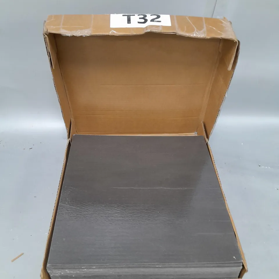 BOXED SQUARED VINYL FLOORING 