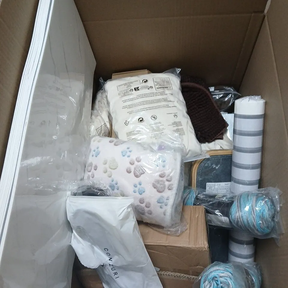 BOX OF APPROXIMATELY 15 ASSORTED HOUSEHOLD ITEMS INCLUDING SUPER SAVER WOOL , PATTERNED WALLPAPER AND TOWEL BALE 