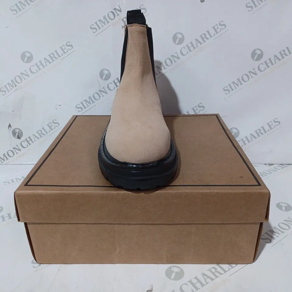 BOXED PAIR OF ASOS DESIGN CHELSEA SUEDE BOOTS IN BEIGE UK SIZE 7