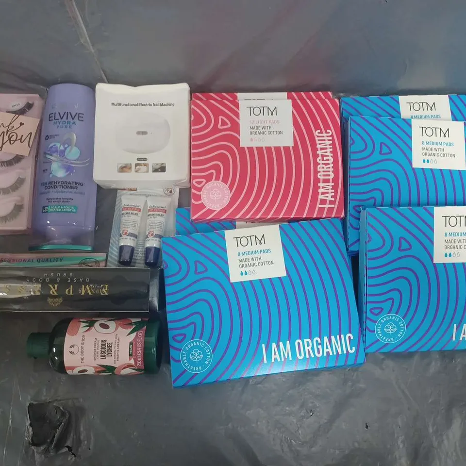 BOX OF APPROXIMATELY 12 ASSORTED COSMETIC ITEMS TO INCLUDE -THE BODY SHOP SHOWER CREAM- TOTM PADS AND TAMPONS- ELVIVE CONDITIONER ETC.