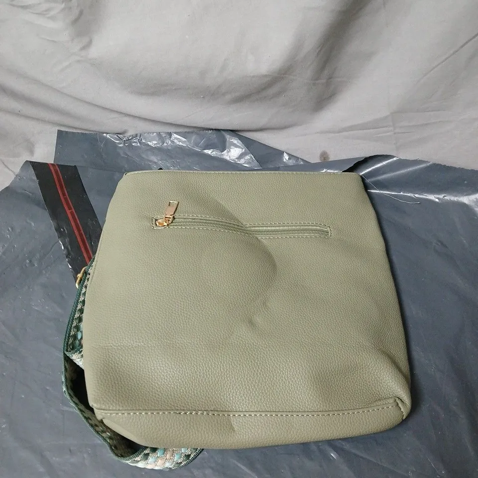 GREEN LEATHER BAG WITH PATTERN CARRY HANDLE