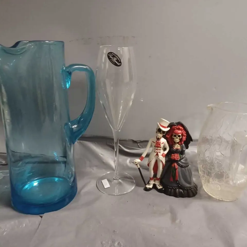 APPROXIMATELY 6 ASSORTED ITEMS TO INCLUDE - BLUE GLASS WATER JUG , GLASS FLUTE , SMALL WATER JUG ETC