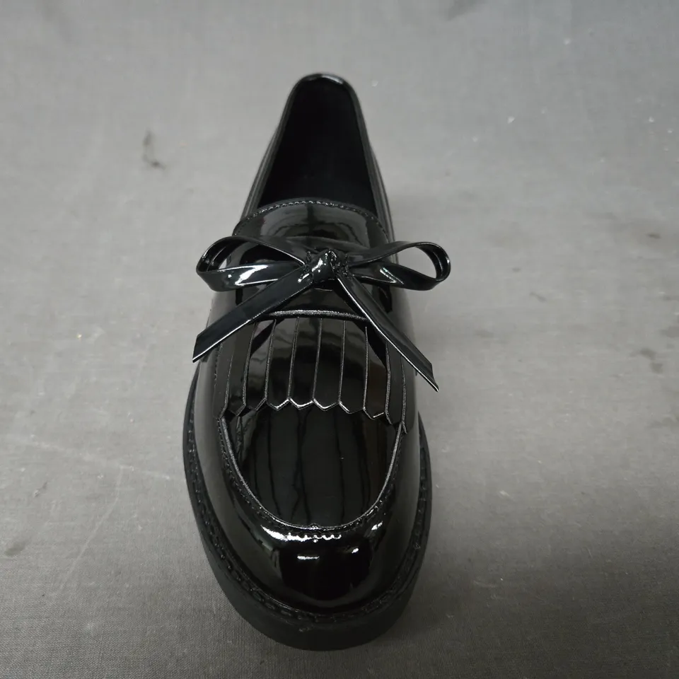 BOXED PAIR OF UNBRANDED LOAFERS IN GLOSSY BLACK W. BOW DETAIL EU SIZE 36