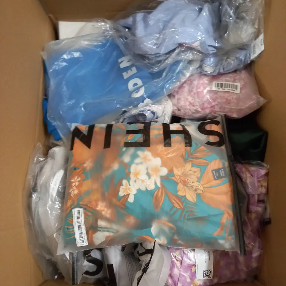 LARGE QUANTITY OF CLOTHING ITEMS TO INCLUDE DRESSES, SWEATERS, JEANS, T-SHIRTS, ETC