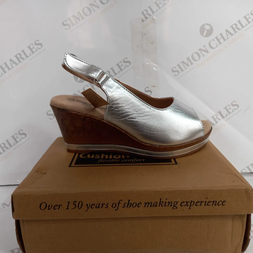 BOXED CUSHION WALK PLATFORM OPEN TOE SANDAL - SIZE 6