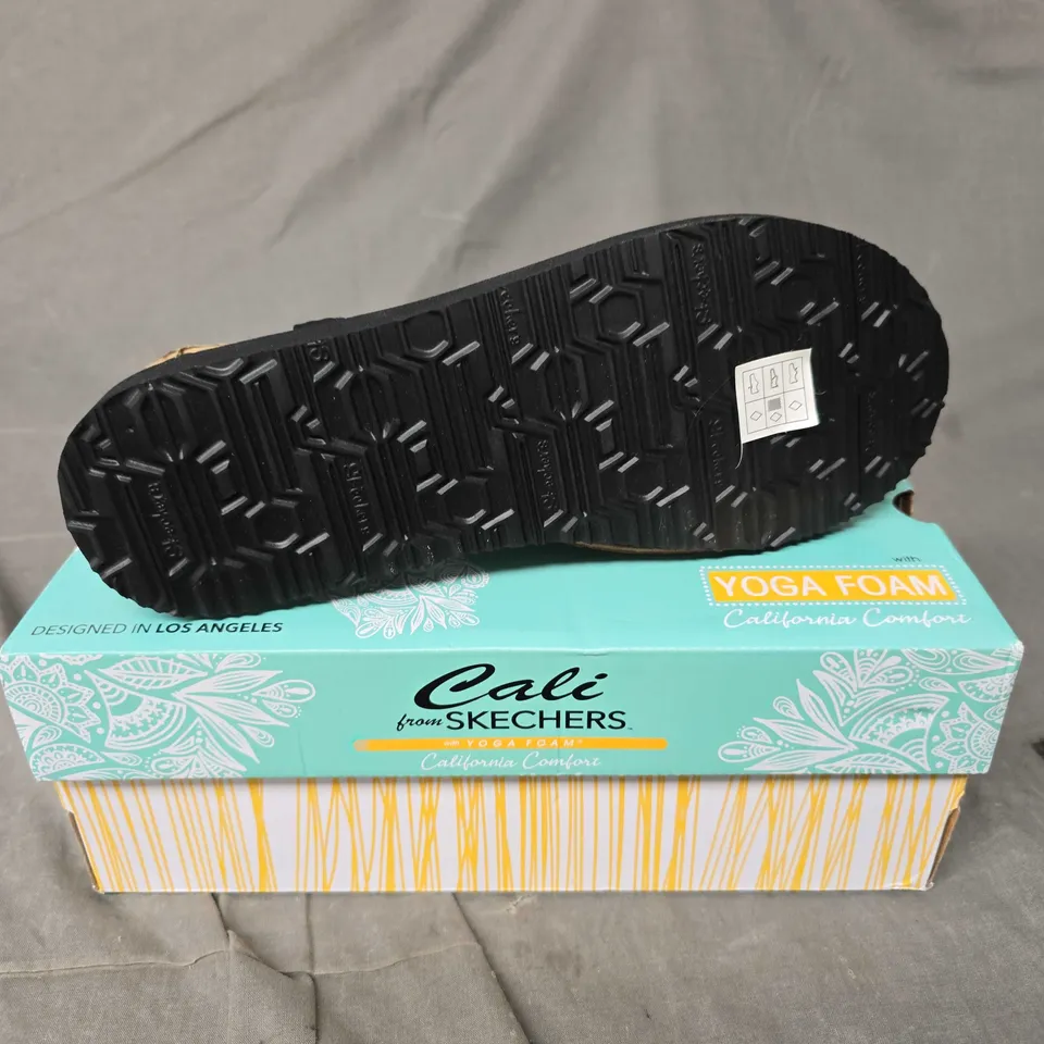 BOXED PAIR OF SKECHERS ROCKSTAR SANDALS - 8