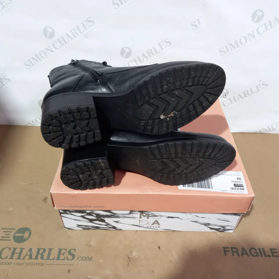 BOXED PAIR OF MODA IN PELLE BOOTS - SIZE 39