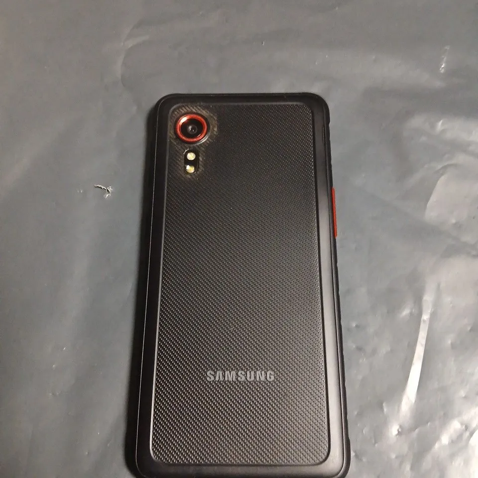 SAMSUNG SMARTPHONE – BLACK, TEXTURED BACK WITH RED BUMPER CASE 
