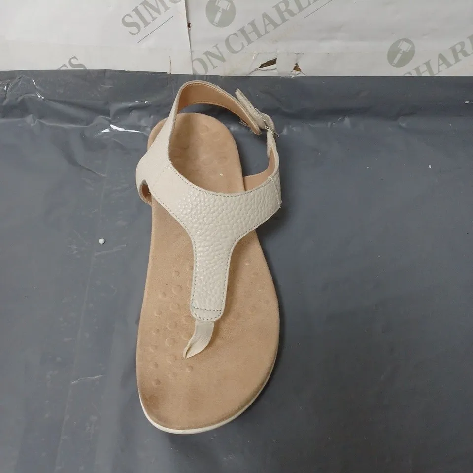 VIONIC LADIES SANDALS CREAM SIZE 7