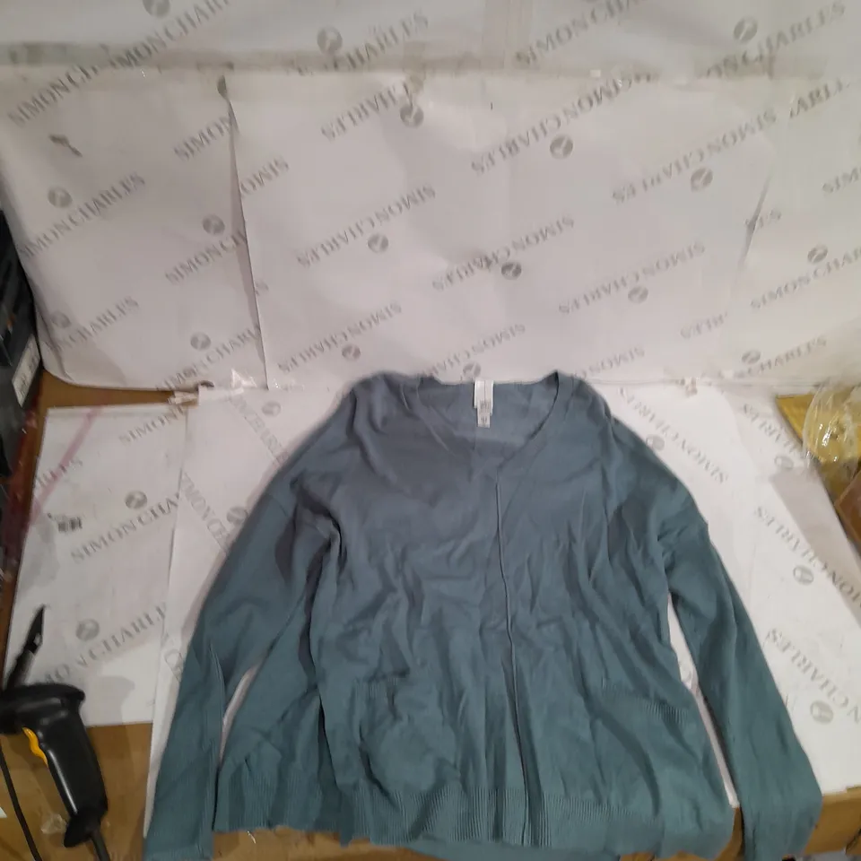 BOX OF ASSORTED WOMENS CLOTHING TO INCLUDE SKIRTS, SWEATERS, JUMPERS ETC 