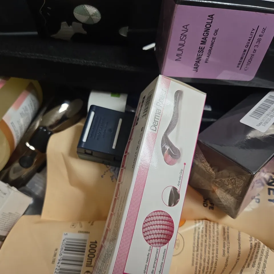 APPROX 12 ASSORTED BEAUTY PRODUCTS TO INCLUDE IMPERIAL LEATHER HAND WASH, FABULOSA HAND WASH, BULLDOG SHOWER GEL, ETC