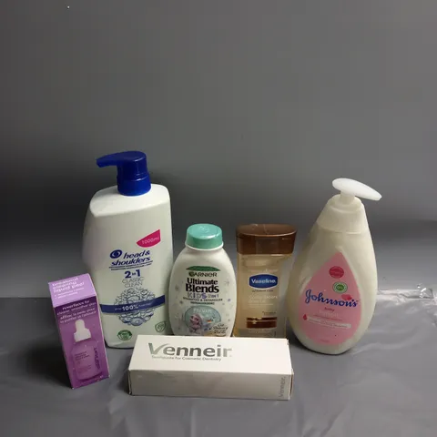 BOX OF APPROXIMATELY 20 COSMETIC ITEMS TO INCLUDE - JOHNSON'S BABY LOTION - GARNIER ULTIMATE BLENDS KIDS SHAMPOO - VASELINE BODY OIL - ETC