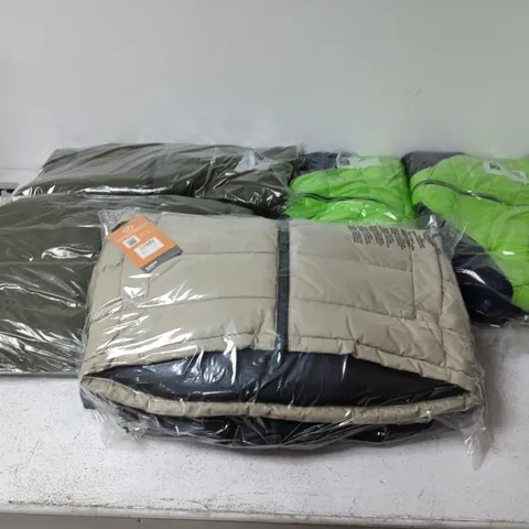 APPROXIMATELY 5 ASSORTED REGATTA CLOTHING ITEMS IN VARIOUS SIZES, STYLES & COLOURS TO INCLUDE HOODED DALENT, ALDTHORN JACKET, ALTORO THERMAL, ETC