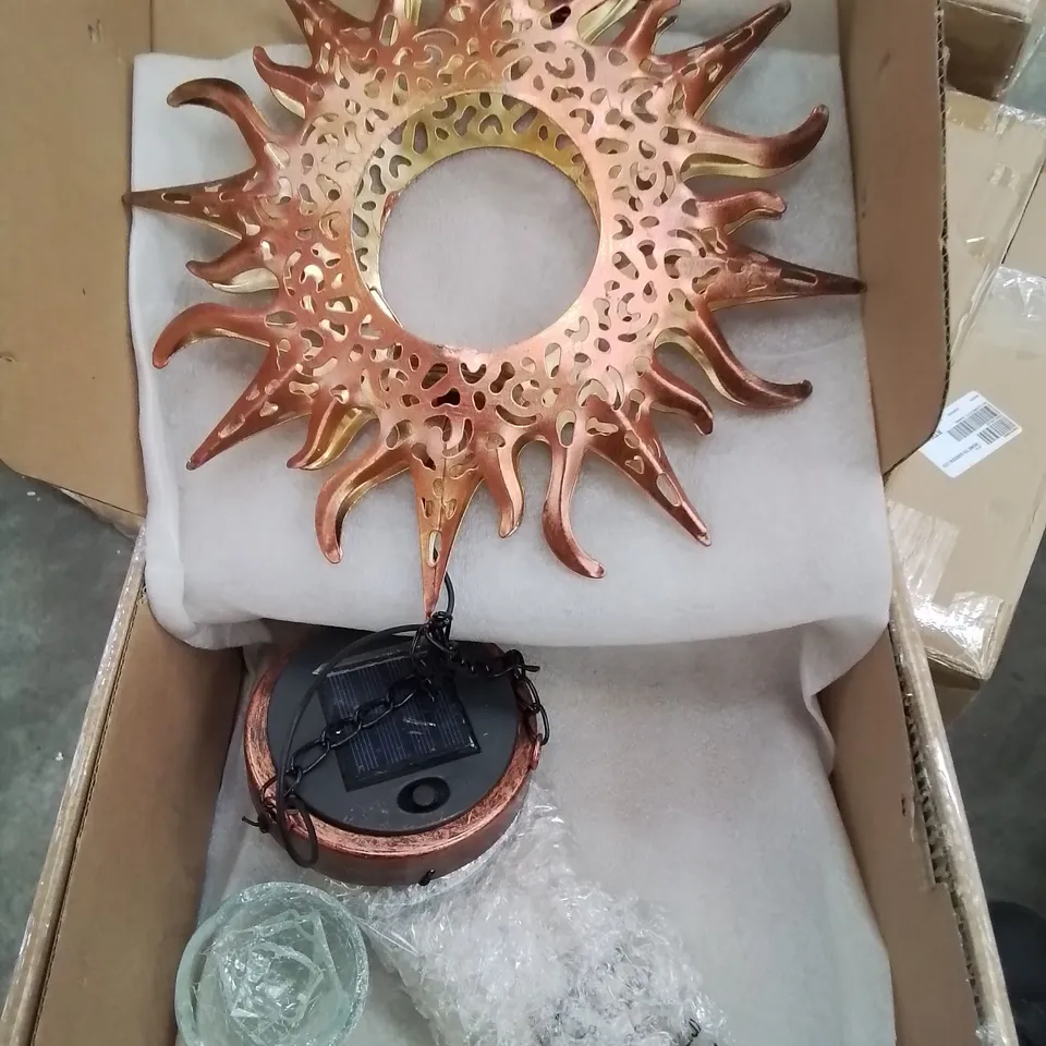 BOXED SOLAR POWERED SUN WITH CHIMES