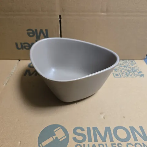 LINDDNA MEDIUM SERVING BOWL IN WARM GREY 