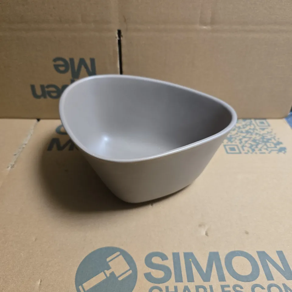 LINDDNA MEDIUM SERVING BOWL IN WARM GREY 
