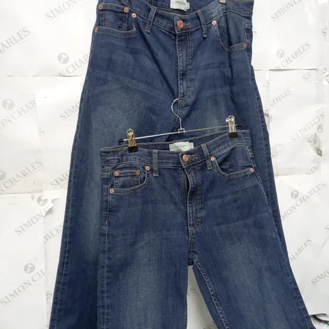 BOX OF APPROXIMATELY 10 ASSORTED CLOTHING ITEMS TO INCLUDE JEANS, JUMPERS, TOPS ETC