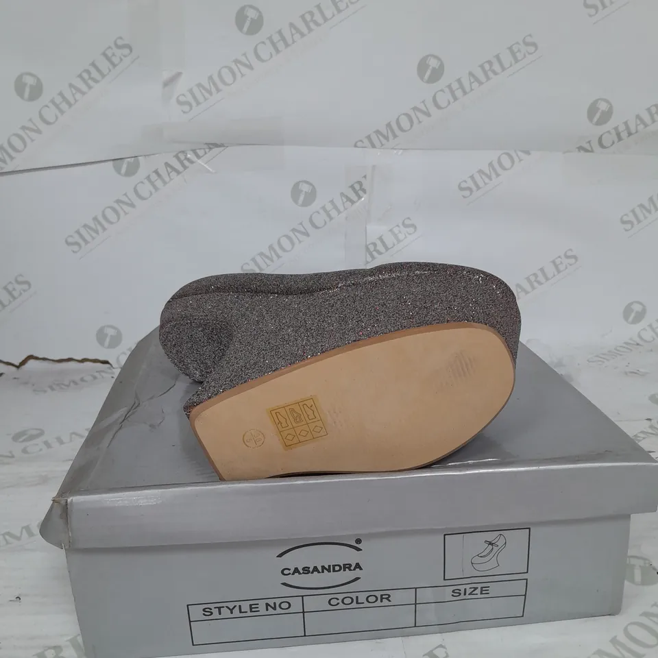 BOXED PAIR OF CASANDRA PLATFORM STRAP SHOE IN MULTI GLITTER SIZE 6