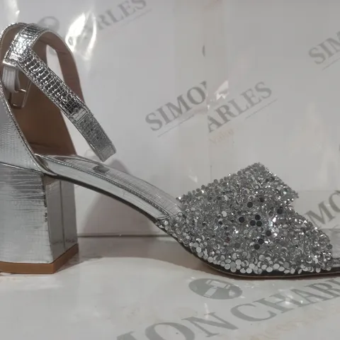 BOXED PAIR OF DESIGNER OPEN TOE BLOCK HEEL SANDALS IN METALLIC SILVER W. JEWEL EFFECT EU SIZE 41