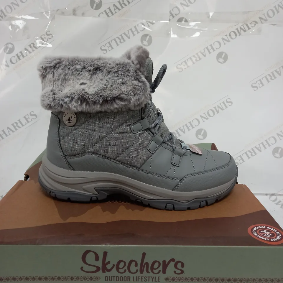 BOXED SKECHERS WOMENS ANTI SLIP AND WATERPROOF FUR LINED BOOTS, GREY - SIZE 5