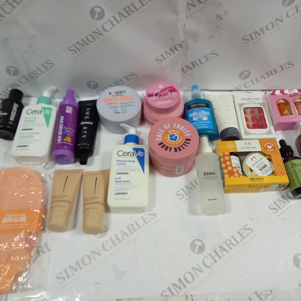 APPROXIMATELY 25 ASSORTED HEALTH AND BEAUTY PRODUCTS TO INCLUDE MANSCAPED THE BODY SHOP ZINGY & ZESTY, CERAVE MOISTURISING LOTION, AND GIVE ME HEAT DEFENCE SPRAY ETC