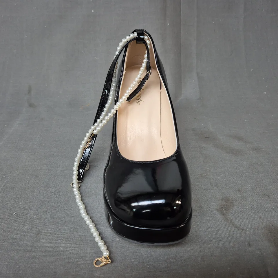 BOXED PAIR OF DESIGNER BLOCK HEEL SHOES IN GLOSSY BLACK EU SIZE 39