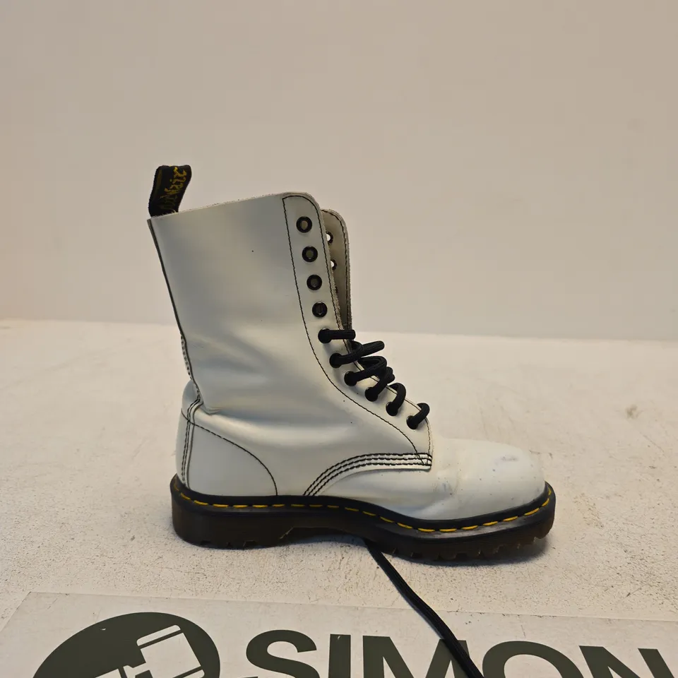 DR. MARTENS WHITE HIGH-TOP BOOTS – UK 6 (EU 39) – PRINT DESIGN