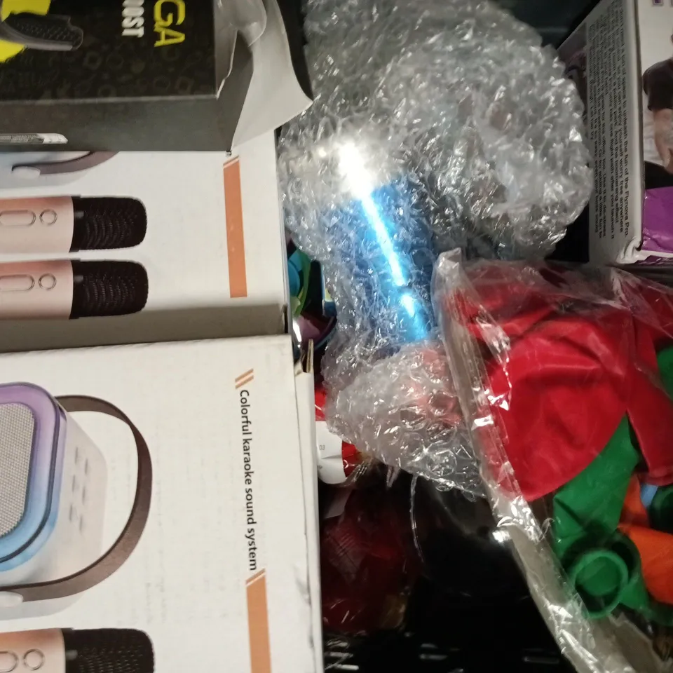 APPROXIMATELY 10 ASSORTED TOYS AND GAMES TO INCLUDE HARIBO KEYCHAIN, FLYING SPINNER, ETC