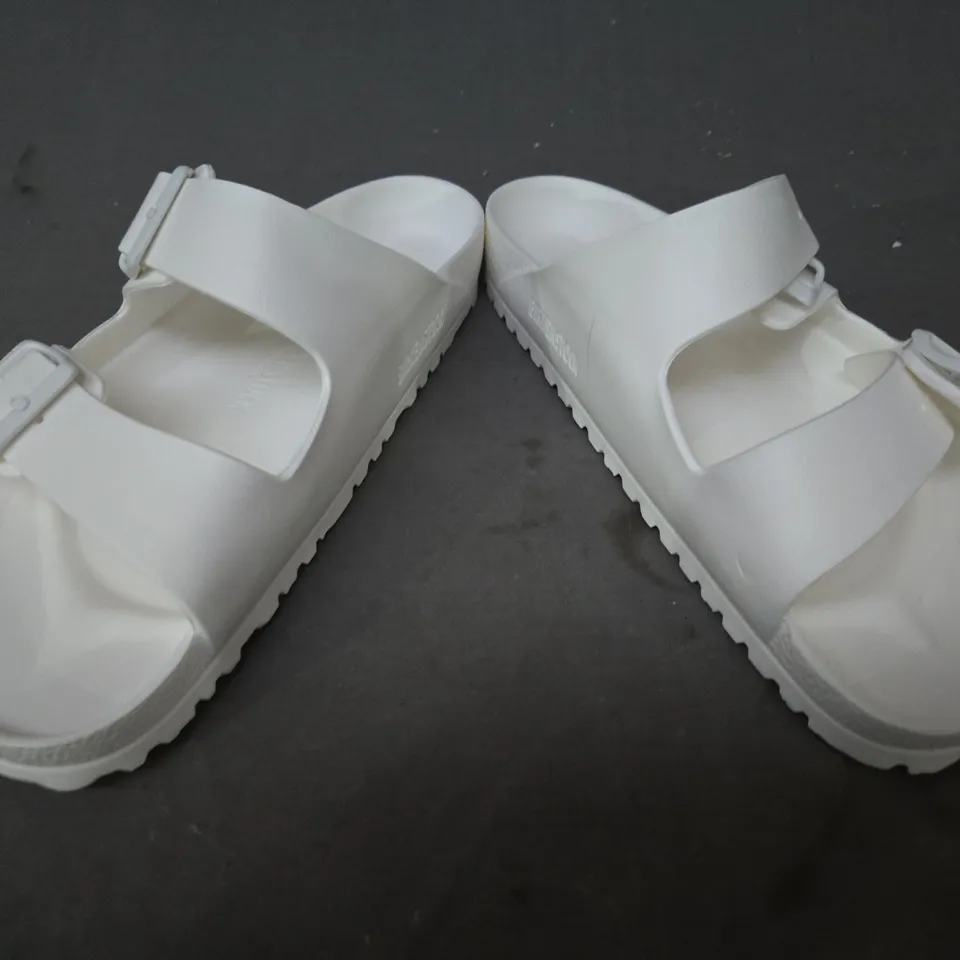 BOXED PAIR OF BIRKENSTOCK ARIZONA EVA OPEN TOE SANDALS IN WHITE UK SIZE 7.5