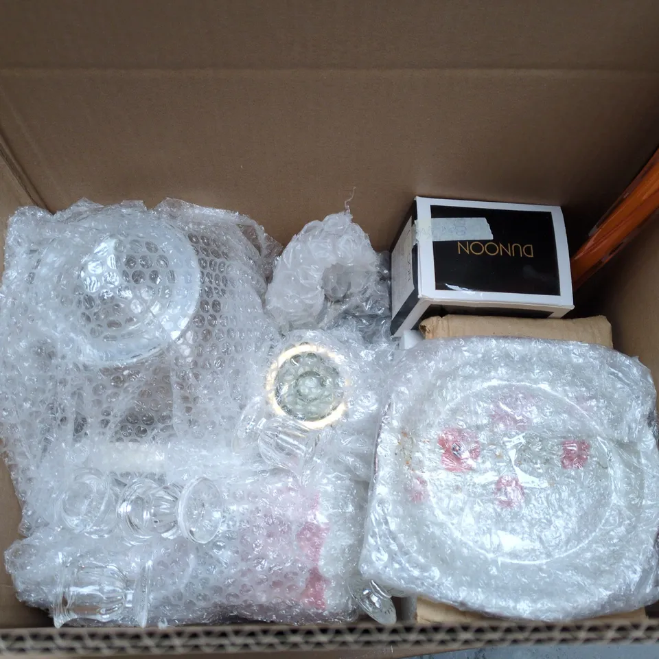 LOT OF APPROXIMATELY 20 ASSORTED POTTERY ITEMS TO INCLUDE MUGS, SIDE PLATES AND SAUCERS