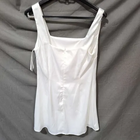 MORE TO COME WHITE SATIN SLEEVELESS DRESS – UK M