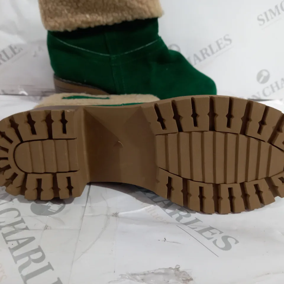 GREEN BOOTS WITH FUR LINING SIZE UNKNOWN