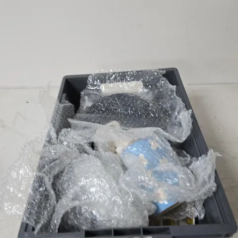 TOTE OF APPROXIMATELY 10 ASSORTED FRAGILE ITEMS TO INCLUDE: GLASS MEASURING JUG