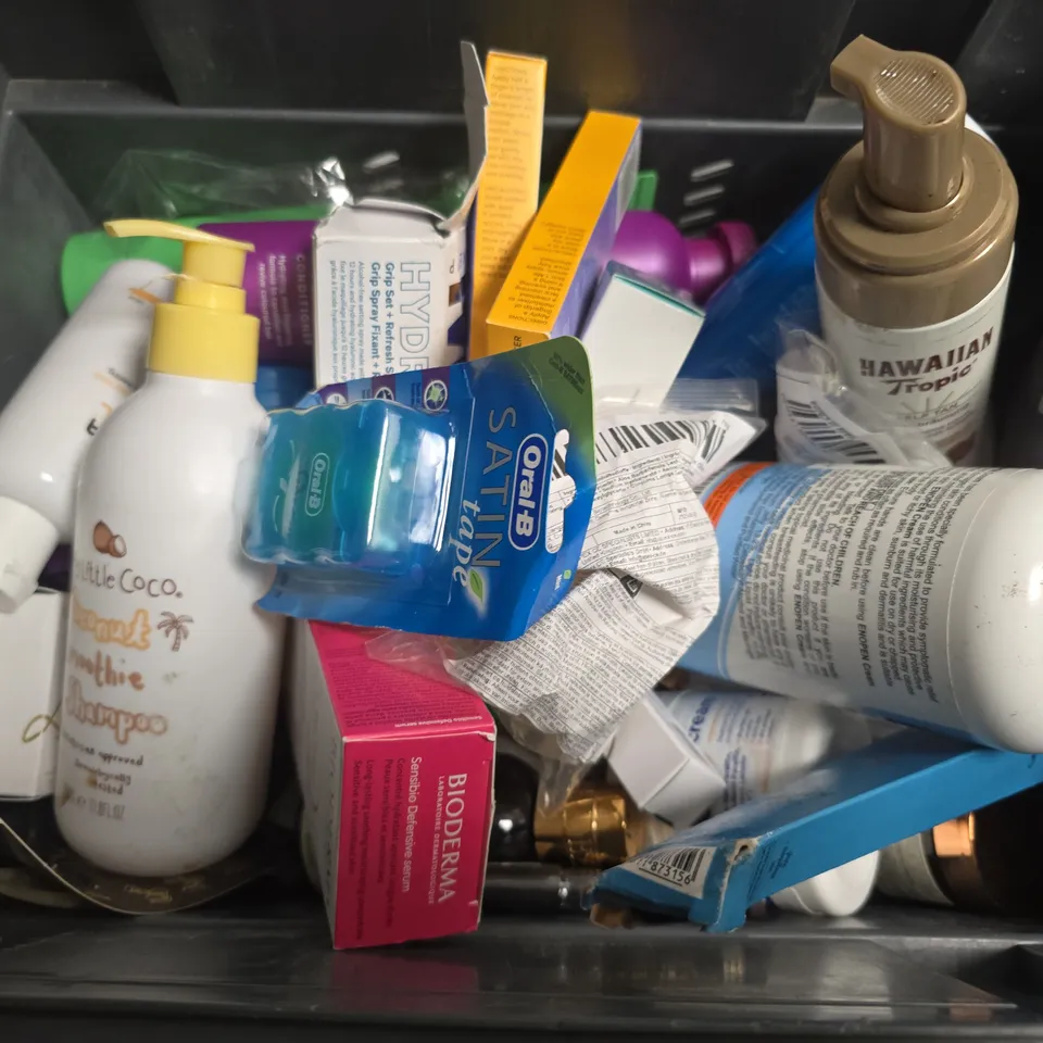 APPROXIMATELY 15 ASSORTED HEALTH & BEAUTY ITEMS TO INCLUDE - GIVE ME SHAMPOO , WOW CONDITIONER , FAITH IN NATURE BODY WASH ETC