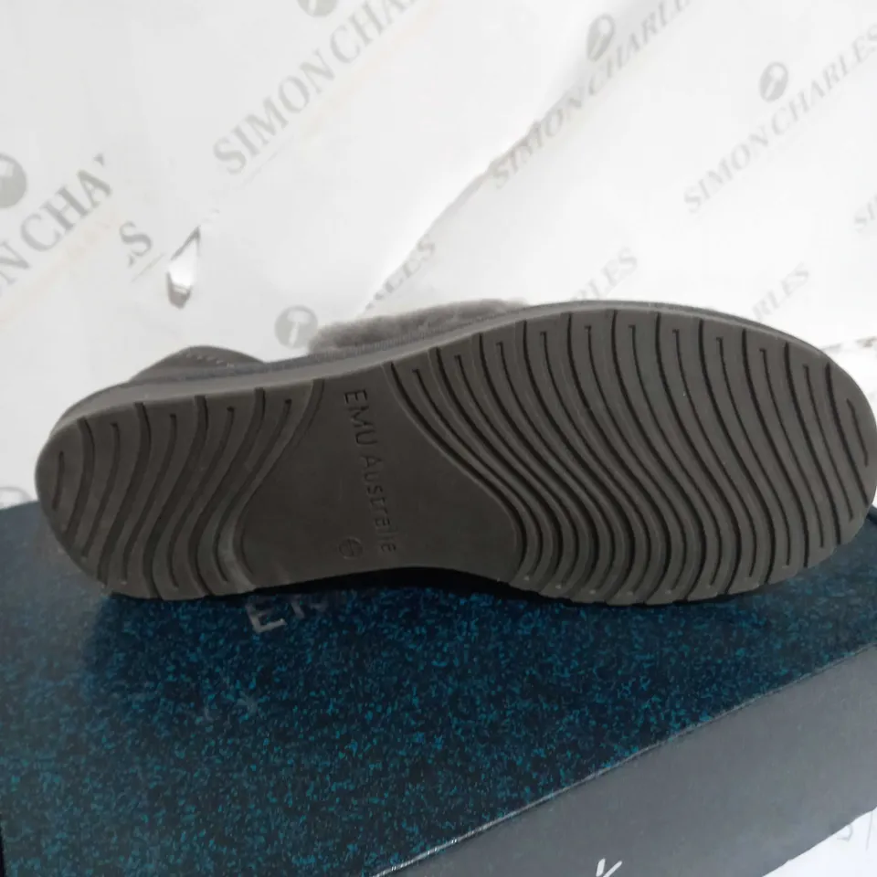 BOXED PAIR OF EMU AUSTRALIA SLIPPER IN CHARCOAL SIZE 6