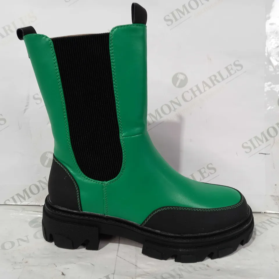BOXED PAIR OF DESIGNER CHUNKY BOOTS IN GREEN/BLACK UK SIZE 6